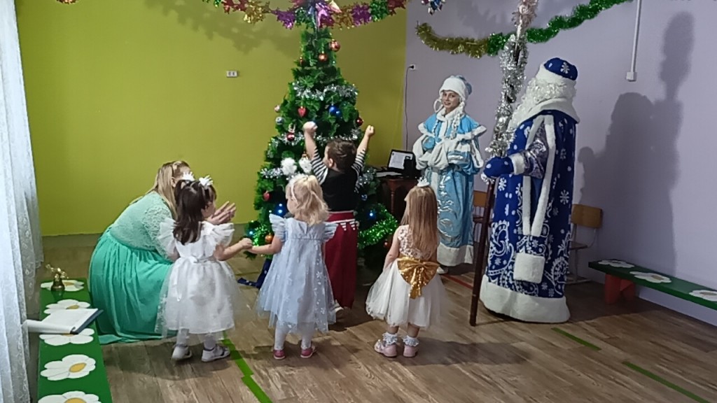 Новогодний утренник в младшей группе "Как лиса украла огоньки с елки" 4
