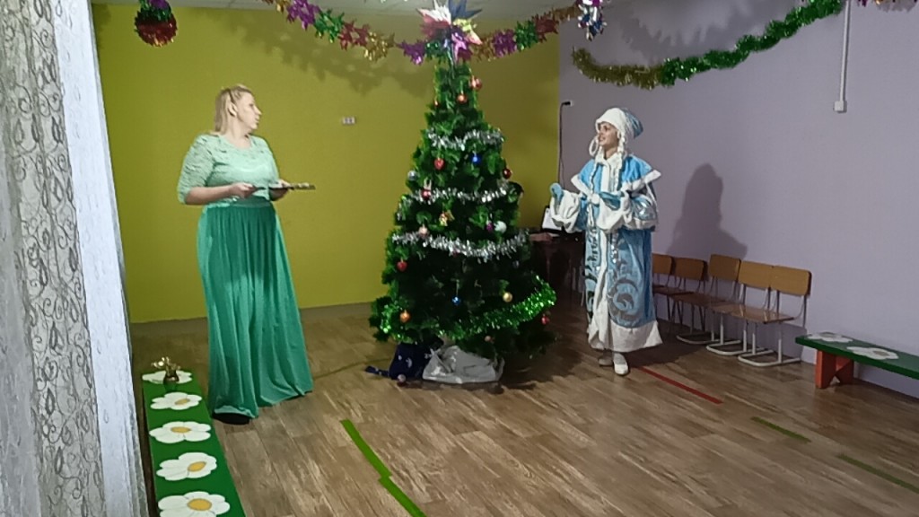 Новогодний утренник в младшей группе "Как лиса украла огоньки с елки" 2