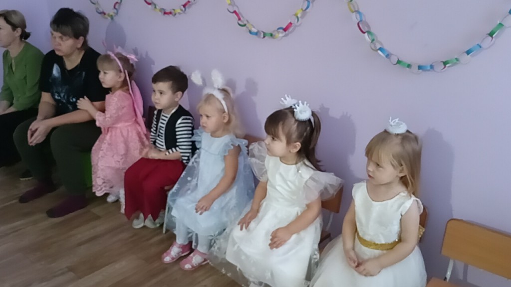 Новогодний утренник в младшей группе "Как лиса украла огоньки с елки" 5