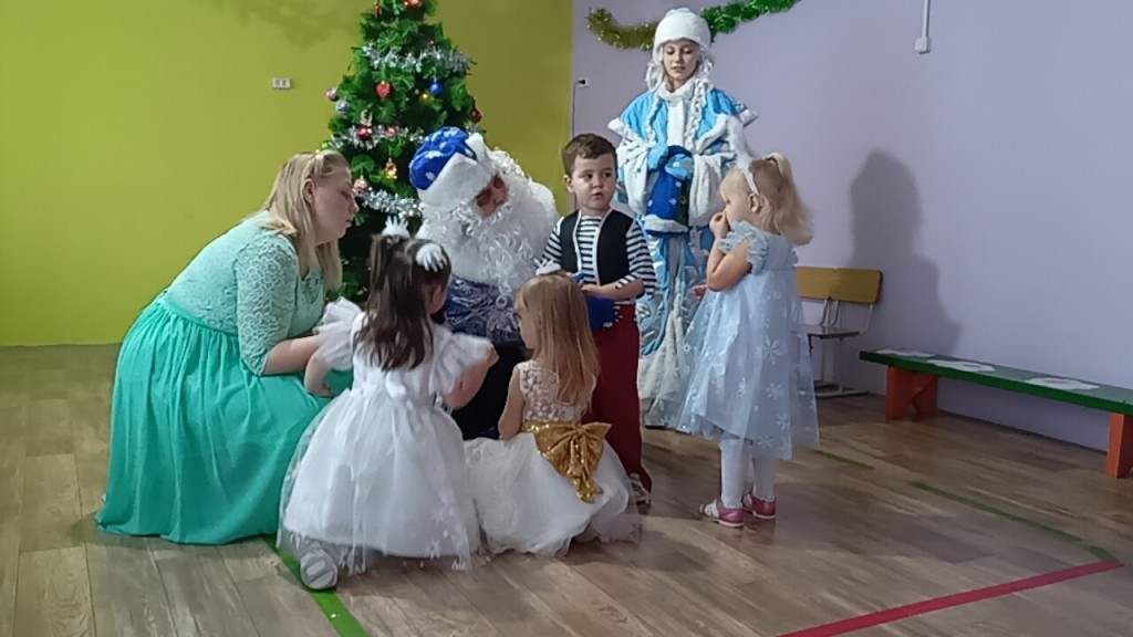 Новогодний утренник в младшей группе "Как лиса украла огоньки с елки" 6
