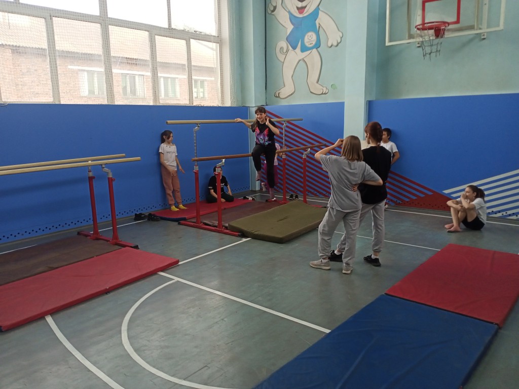 Школьные соревнование по гимнастике среди 1-11 классов. 13
